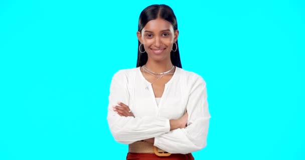 Smějící Studio Indická Žena Tvář Modrým Pozadím Pocit Úspěchu Obchodní — Stock video