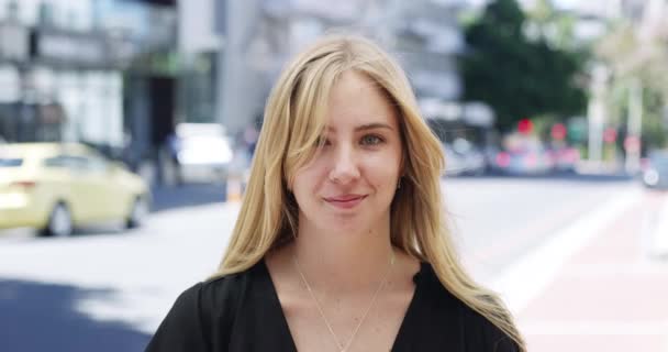 Портрет Посмішка Обличчя Жінки Місті Щоб Подорожувати Дорозі Сонцем Щастям — стокове відео