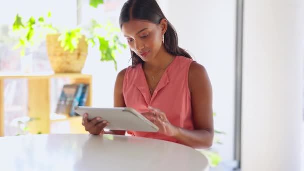 Femme Affaires Tablette Internet Bureau Pour Productivité Planification Recherche Démarrage — Video