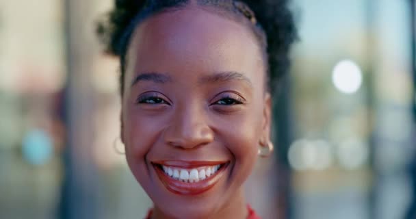 Πρόσωπο Γέλιο Και Επιχειρήσεις Μαύρη Γυναίκα Στην Πόλη Για Επαγγελματικούς — Αρχείο Βίντεο