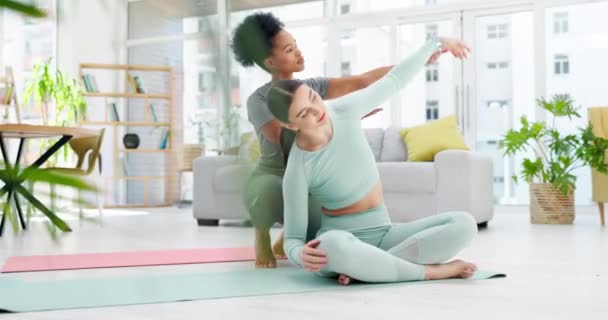 瑜伽教练 女性和伸展在家里客厅的健康 健康和健康 女孩训练 普拉提和黑人妇女或私人教练帮助女瑜伽手伸展手臂进行锻炼 — 图库视频影像