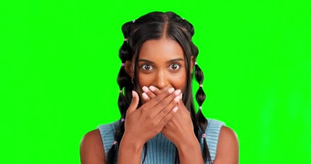 Žena Ruce Zakryjí Ústa Zelené Obrazovky Studio Překvapením Wow Tvář — Stock video