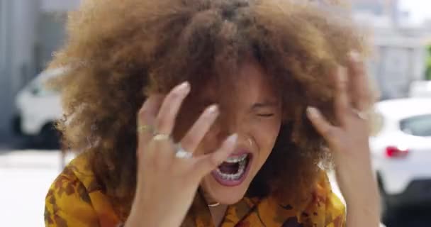 街の屋外のビデオカメラでアフリカの女性と顔 ストレス 狂気の表現 肖像画 精神衛生と感情を示すために都市の通りに若い女性の人と悲鳴 — ストック動画