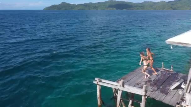 Frau Freunde Und Sprung Ins Meer Für Wasserspaß Urlaub Wochenende — Stockvideo