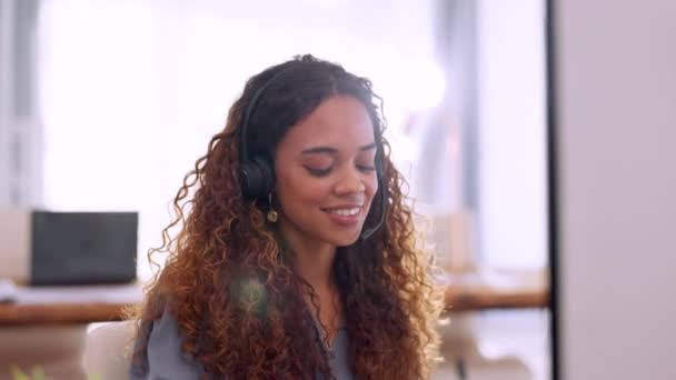 Szczęśliwa Kobieta Call Center Wpisując Komputerze Obsługi Klienta Telemarketingu Lub — Wideo stockowe