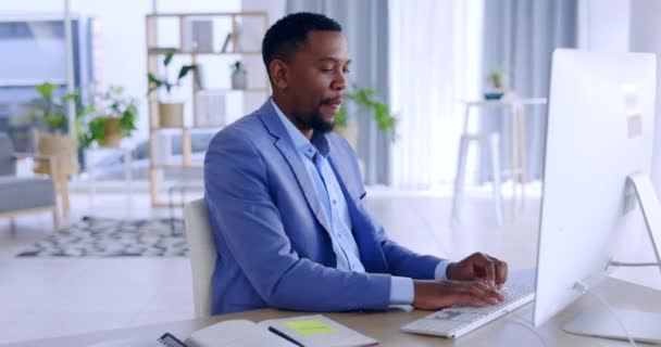 Hombre Negro Computadora Escritura Libro Para Finanzas Presupuesto Planificación Corporativa — Vídeos de Stock