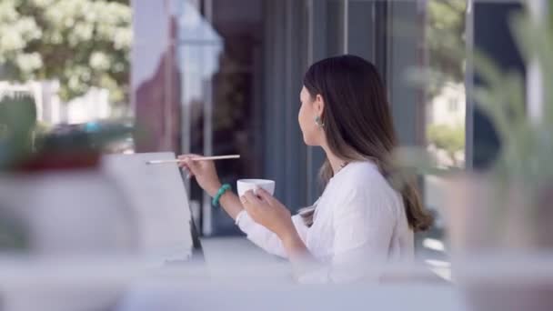 Tänkande Målare Eller Kvinna Med Kaffemålning Duk Konsthallen Balkong Utanför — Stockvideo