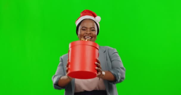 绿色的屏幕和黑色的女人与礼物 圣诞节和欢乐的工作室背景 肖像画 女性或有圣诞礼物的人 带着微笑庆祝节日 — 图库视频影像