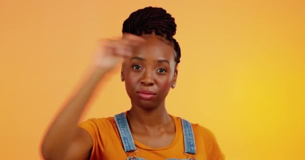 スタジオにいる女性の態度 居心地の良い顔の表情で指をスナップさせます 黄色の背景によって隔離された手のジェスチャーを持つアフリカの女性モデルのAnnoy Gen Zと肖像画 — ストック動画