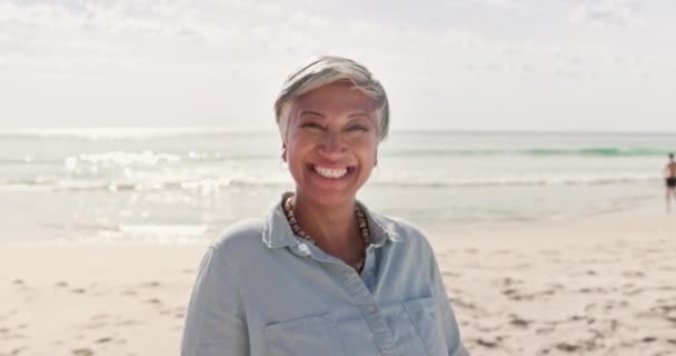 Glückliche Gesichtslose Und Ältere Frau Einem Strand Für Reisen Urlaub — Stockvideo
