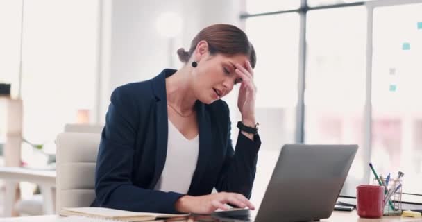 在办公室的压力 笔记本电脑和商业女性 在办公桌前的电脑上有问题 故障或差错 工作场所头痛 沮丧和抑郁的公司和女工精疲力竭 — 图库视频影像