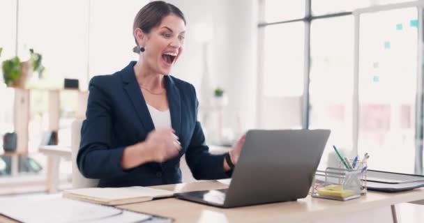 노트북 그리고 승진을 축하하는 사무실에서의 보너스 컴퓨터 에서의 승리에 즐거운 — 비디오