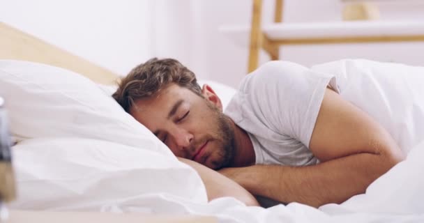 Poplašné Hodiny Spánek Probuzení Muž Posteli Odpočinku Nebo Osvěžení Dopoledních — Stock video