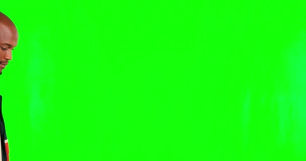 スタジオの背景に隔離された緑のスクリーンに黒い男の電話 ジェスチャー アフリカの男のサイン ウォーキング 肖像画が来るようにジェスチャー フォロー または背景に招待状を与える — ストック動画