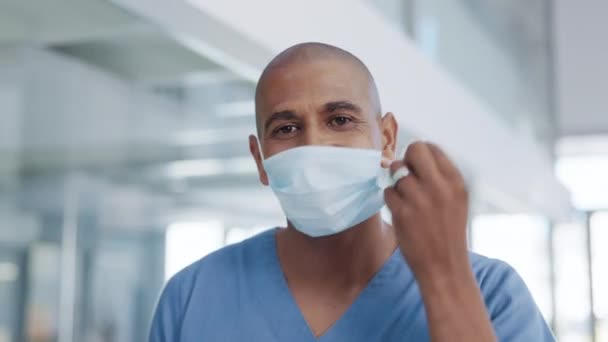 Szczęśliwy Twarz Lekarz Zdejmujący Maskę Koniec Pandemii Operacji Lub Zabiegu — Wideo stockowe