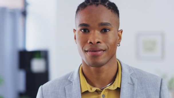 Geschäftsmann Porträt Und Gesicht Mit Einem Lächeln Einem Unternehmensbüro Während — Stockvideo