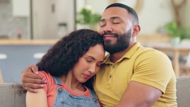 Tenang Pelukan Dan Pasangan Sofa Dengan Cinta Keintiman Dan Ikatan — Stok Video