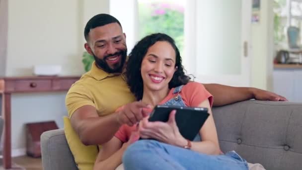 Szczęśliwy Para Relaks Śmiech Tablecie Mail Streaming Filmu Lub Wideo — Wideo stockowe