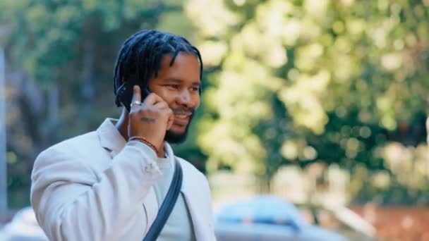 Biznes Telefon Czarny Człowiek Zatrzymać Taksówkę Transportu Mieście Podczas Sprawdzania — Wideo stockowe