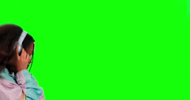 ヘッドフォン 緑の画面とスタジオの背景に対する動機を持つダンス ウォーキング ヘッドセットを持つ少女やダンサー ダンスのための音楽や音をストリーミング ルーチンやリラックス — ストック動画
