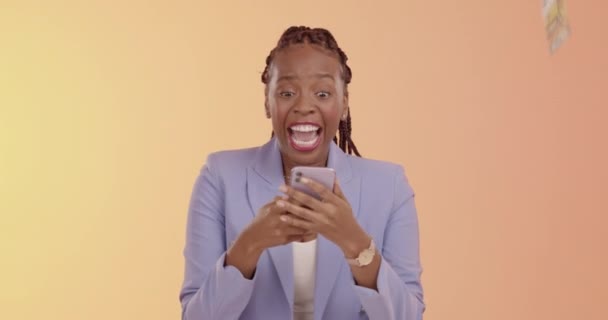Black Woman Phone Dancing Celebration Money Lottery Winning Cash Prize — Stock Video