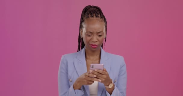 Confundido Mensaje Texto Teléfono Con Mujer Negra Estudio Para Molestos — Vídeo de stock