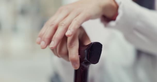 Συνταξιοδότηση Χέρια Ηλικιωμένη Γυναίκα Ζαχαροκάλαμο Για Βοήθεια Της Οστεοπόρωσης Την — Αρχείο Βίντεο