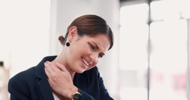 职业女性 在办公室工作压力大 筋疲力尽或肌肉酸痛时 脸部和颈部疼痛 压力大 疲惫不堪的女雇员在工作场所受伤 感到不适 紧张或感到沮丧 — 图库视频影像
