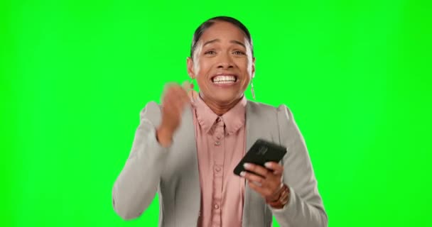 Победитель Телефон Женщиной Зеленом Фоне Студии Празднующей Повышение Успех Мотивация — стоковое видео
