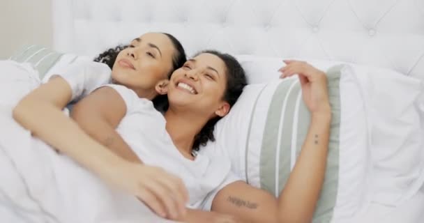 Miłość Relaks Para Łóżku Nawiązywanie Więzi Rano Podczas Przytulania Się — Wideo stockowe
