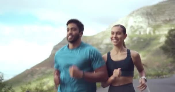Fitness Przyroda Para Biegną Górach Trening Lub Trening Wyścigu Maratonu — Wideo stockowe