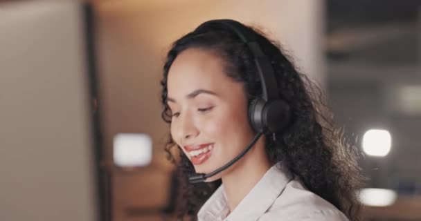 呼叫中心和咨询在夜间电话营销 客户服务或支持在办公室 快乐和友善的女顾问代理工作到很晚 带着耳机和麦克风上网寻求帮助 — 图库视频影像