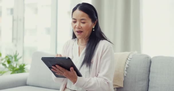 Μιλώντας Tablet Και Μια Γυναίκα Μια Βιντεοκλήση Για Υγειονομική Περίθαλψη — Αρχείο Βίντεο