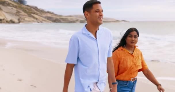 Щаслива Пара Гуляє Тримає Руки Пляжі Відпочинку Подорожей Або Відпочинку — стокове відео