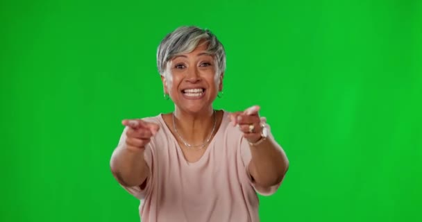 Εσύ Πράσινη Οθόνη Και Χαρούμενη Γυναίκα Που Δείχνεις Τον Εορτασμό — Αρχείο Βίντεο