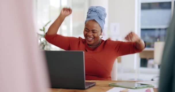 Чорна Жінка Ноутбук Святкування Ділового Продажу Підвищення Або Хорошої Новини — стокове відео