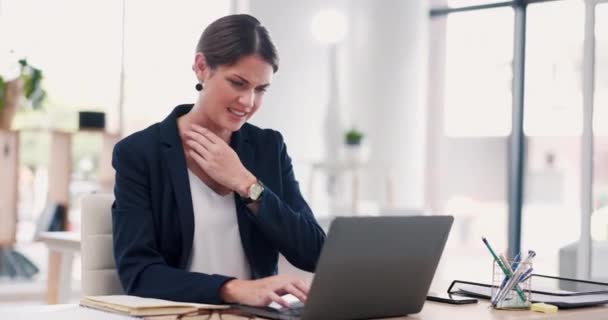职业女性 笔记本电脑和颈部疼痛 在工作压力 倦怠或肌肉酸痛时过度劳累 工作场所电脑工作紧张或疼痛的女雇员感到沮丧和压力 — 图库视频影像