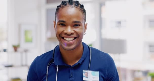 Homem Negro Médico Sorrir Rosto Clínica Para Serviços Saúde Animado — Vídeo de Stock