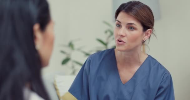 Conversando Consulta Enfermeira Explicando Mulher Resultados Relatórios Médicos Notícias Sobre — Vídeo de Stock
