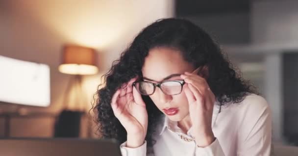 偏头痛和疲倦的女人在笔记本电脑的压力 抑郁症或健康风险与眼镜在夜间 在她的电脑上工作的精疲力竭或疲倦的痛苦 沮丧或悲伤的商业人士 — 图库视频影像
