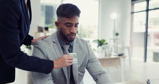 Bir Çalışanın Ödemesi Dolandırıcılığı Dolandırıcılığı Yüzünden Kafası Karışmış Rüşvet Adamı — Stok video