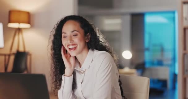 视频通话 笔记本电脑和商业女性在一个办公室里快乐地与工作沟通 一个带着快乐笑容在黑暗中与讨论的女员工的谈话 计算机和虚拟研讨会 — 图库视频影像