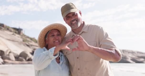 Yaşlı Çift Portresi Kalp Işareti Mutlu Bir Evlilikle Kumsalda Aşk — Stok video