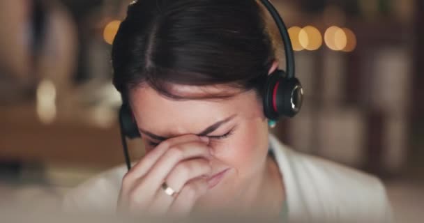 Stress Burnout Mulher Call Center Com Uma Sensação Dor Cabeça — Vídeo de Stock