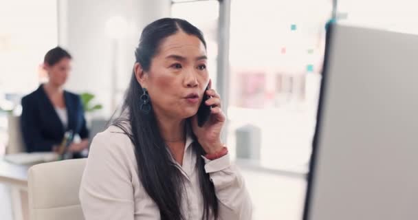オフィスでのスタートアップ 締め切りやアイデアのための計画 議論やコミュニケーションを持つビジネス 電話やアジアの女性 日本の女性従業員 起業家や携帯電話とのコンサルタントと話す — ストック動画