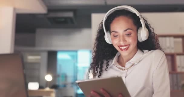 Casques Tablette Musique Femme Heureuse Dans Planification Bureau Nuit Travail — Video