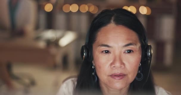 Call Center Computadora Cara Mujer Asiática Leyendo Telecomunicaciones Servicio Cliente — Vídeos de Stock
