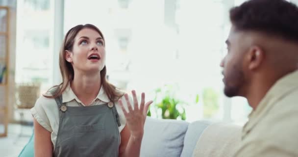 Bir Çift Evlerinin Oturma Odasında Evlilik Aldatma Sadakatsizlik Konusunda Anlaşmazlık — Stok video