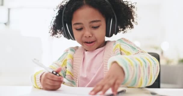 电子学习 带耳机的年轻女孩 携带学校文件的考试和写作以及远程学习 幼儿发展 成长和幼儿园 学习和有家庭作业的儿童 — 图库视频影像
