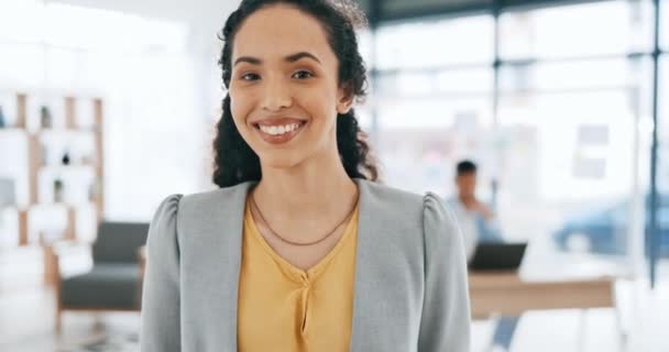 Mujer Negocios Sonrisa Rostro Joven Una Oficina Listo Para Trabajo — Vídeos de Stock